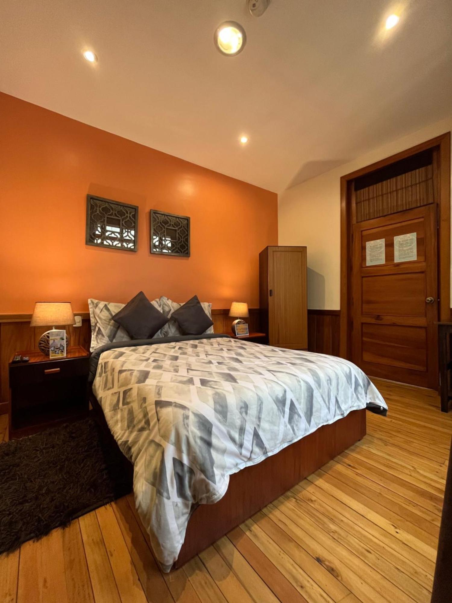 Pepe'S House Cuenca I Hotel & Boutique Hostel Exterior foto